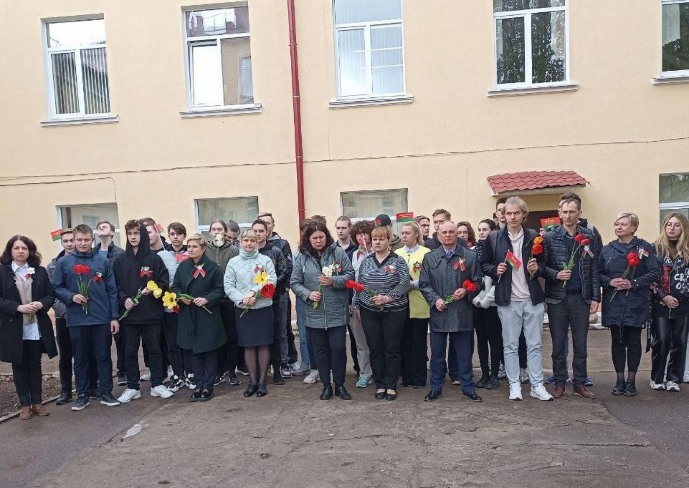 Возложение цветов на Аллее Памяти